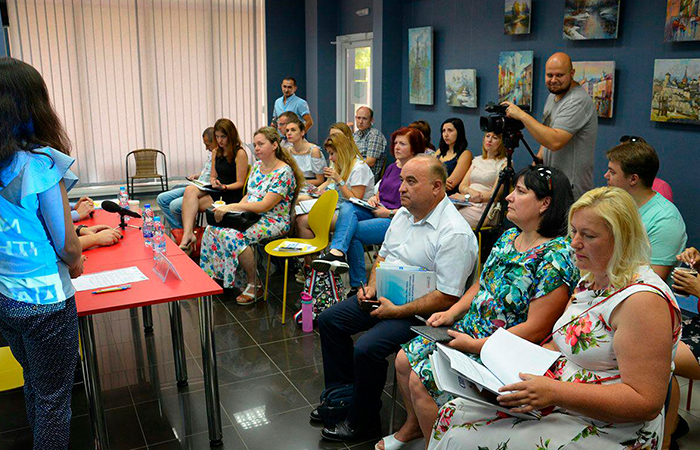 diskusiya yak pratsyuyut deputati na okruzi