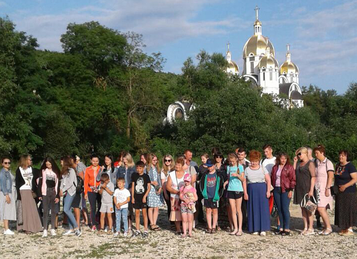 viriany yarmolynechchyny dotorknulys do sviatyn zarvanytsi